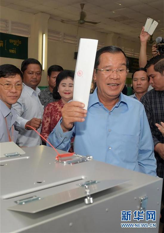 7月29日，柬埔寨干丹省，柬埔寨首相洪森在投票站投票 &nbsp;图自新华网