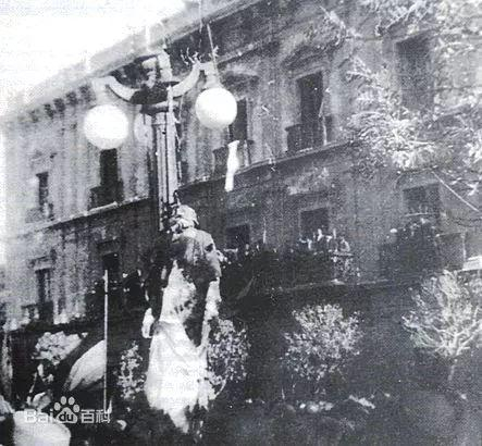 （比利亚罗埃尔的尸体被挂在路灯上）