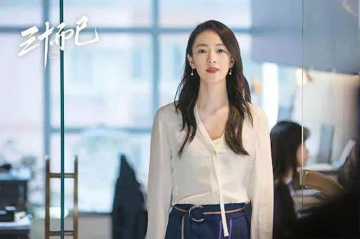  ·在《三十而已》的前半段，顾佳永远以光鲜亮丽的完美形象出场。