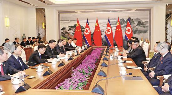 　　6月20日，中共中央总书记、国家主席习近平在平壤锦绣山迎宾馆同朝鲜劳动党委员长、国务委员会委员长金正恩会谈。图/新华