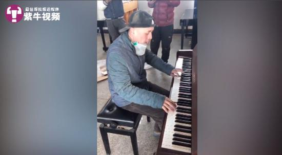  董宇利用午休间隙弹钢琴