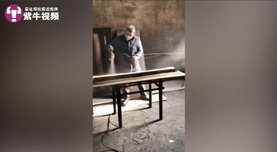  董宇在钢琴厂为钢琴面板喷漆