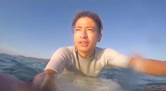 安藤勇人冲浪自拍。受访者供图