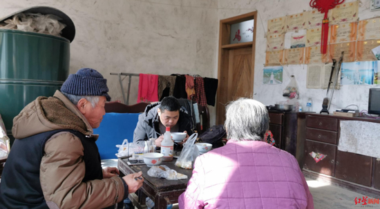 吴春红和父母一起吃午饭