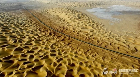 　　尉且公路穿越有着“死亡之海”之称的世界第二大沙漠塔克拉玛干沙漠（2022年6月29日无人机拍摄）。石榴云/新疆日报记者韩亮、通讯员刘俊摄