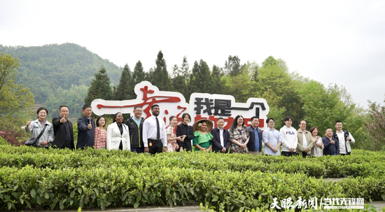  嘉宾们在湄潭体验“我是一个幸福的农民”
