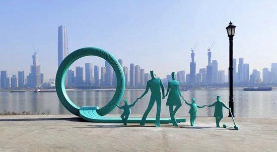 武汉汉口江滩雕塑“一孩变三孩”。余平 摄