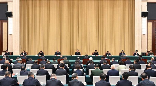 9月24日下午，率中央代表团出席新疆维吾尔自治区成立70周年庆祝活动的中共中央总书记、国家主席、中央军委主席习近平在乌鲁木齐听取新疆维吾尔自治区党委和政府工作汇报，发表了重要讲话。新华社记者 谢环驰 摄