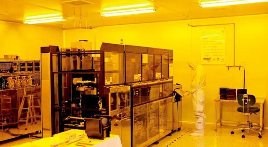  韩国忠北半导体高中的实训室内，操作人员在进行半导体制造工序中的蚀刻。图/忠北半导体高中供