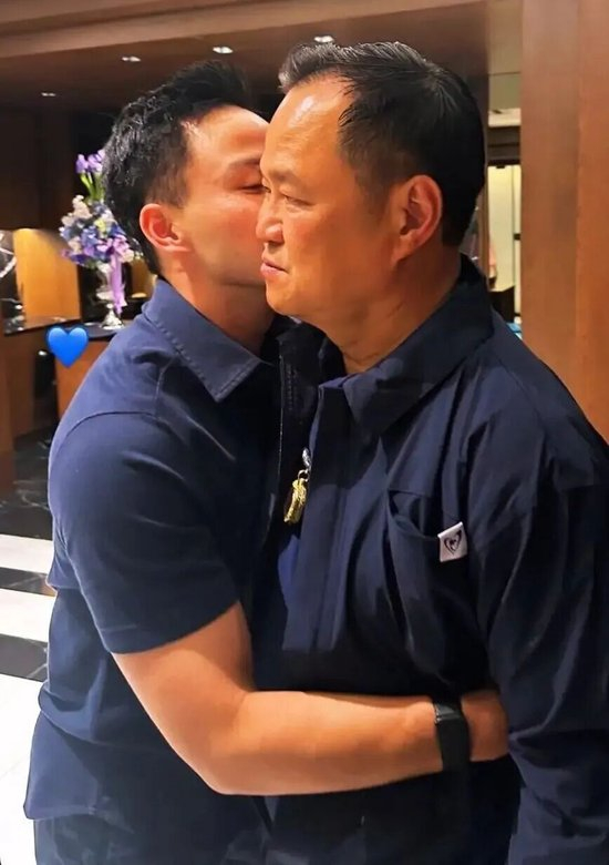 ·佩克（左）与阿努廷拥抱。（泰国《每日新闻》）