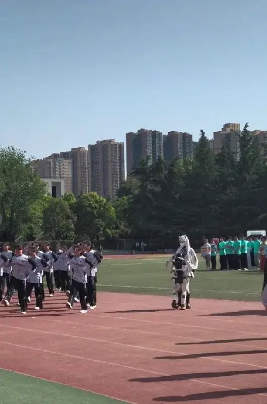 陕西一高校机器人表演时转身抱住了女生。视频截图