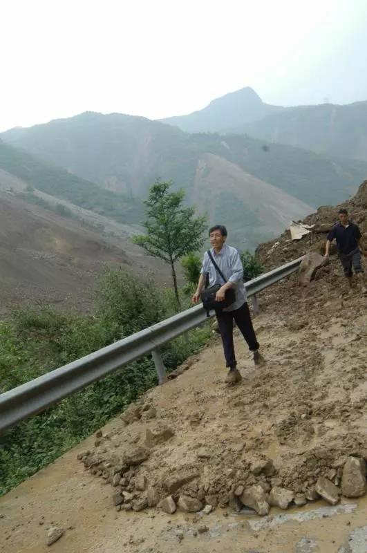 成和平5月12日从灾区往绵阳报信。受访者供图