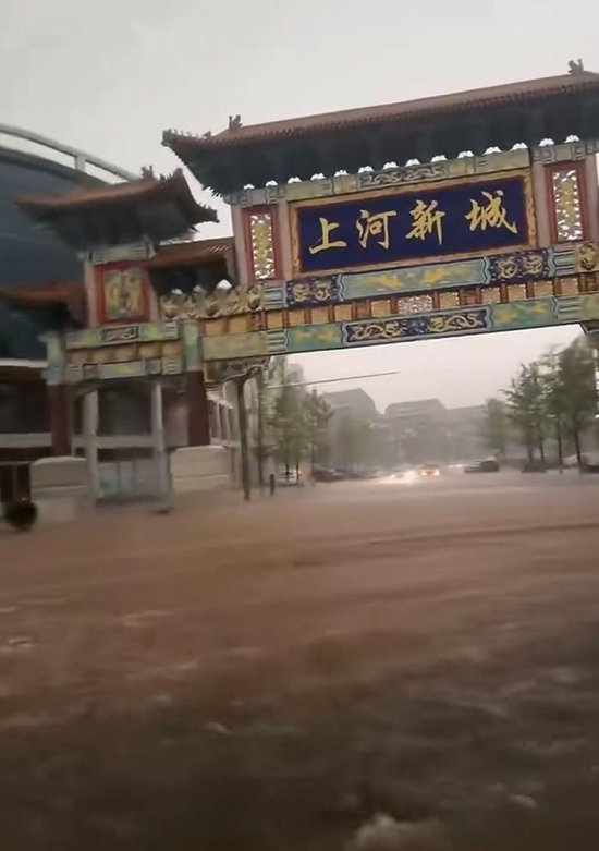 被积水淹没的道路。图/社交平台
