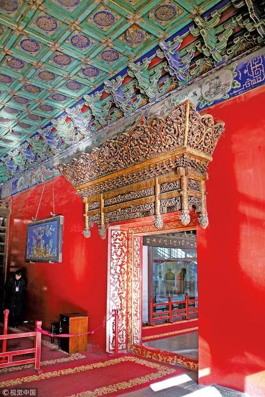  养心殿镂雕云龙纹垂花柱式门罩