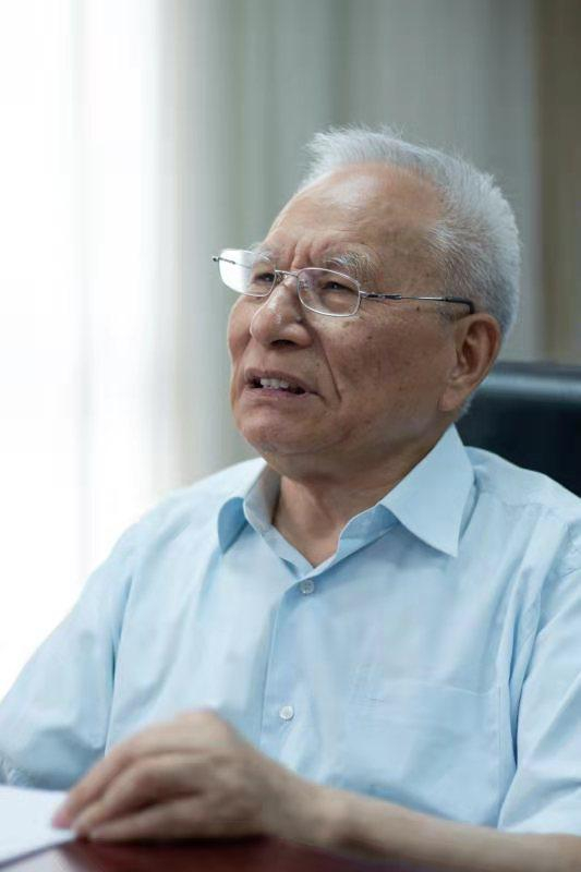 　　7月19日，曾长期在何泽慧身边工作的中国科学院院士张焕乔接受新京报记者采访。 新京报实习生 陈婉婷 摄
