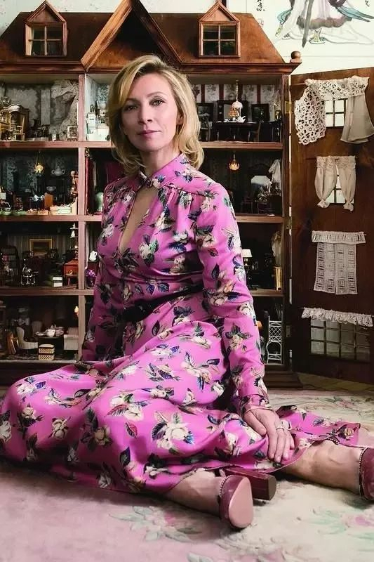 　·扎哈罗娃身后是她自己制作的微型内景画。