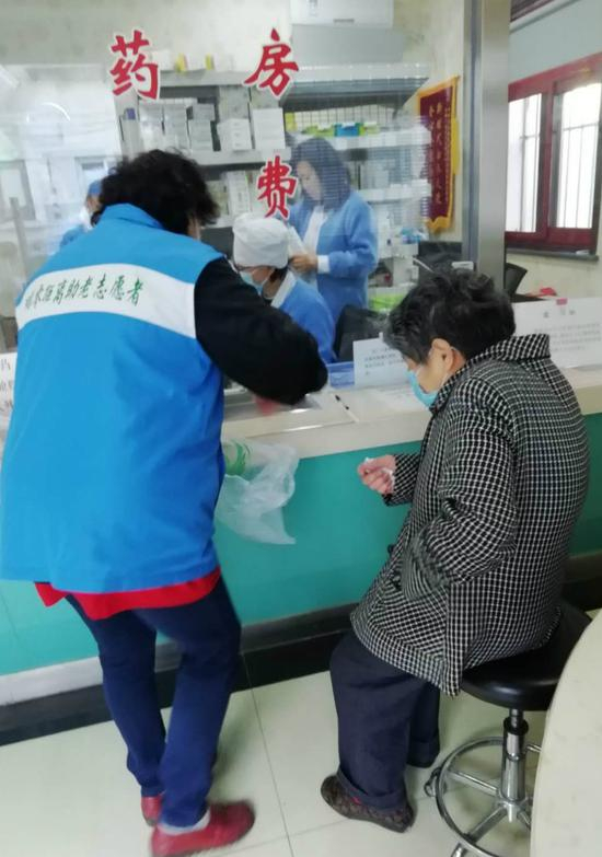 银鹤苑志愿者带老人就医开药