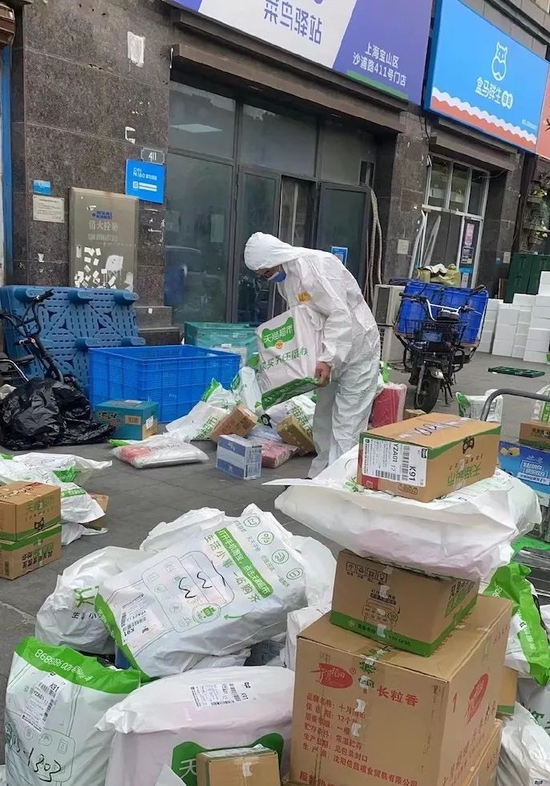 （左：浦东新区杨南路759号菜鸟驿站；右：宝山区沙浦路411号菜鸟驿站）