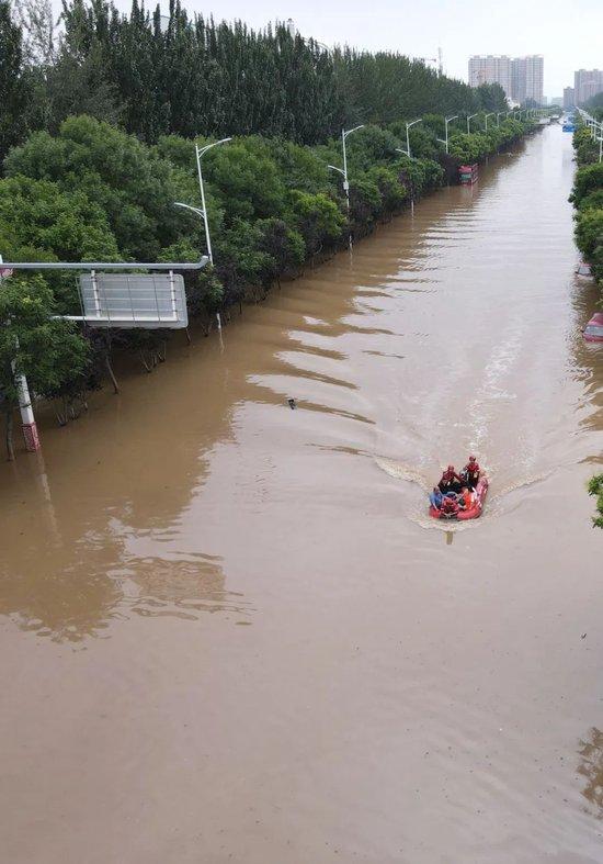 8月5日，涿州市城市说念路路面积水深度达2米，支撑东说念主员驾驶救生艇开展支撑。影相/温如军