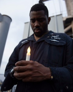 2019年9月，一名水兵在“拳击手”号两栖攻击舰上为自杀同伴举行哀悼仪式。（图源：美国《陆军时报》2020年3月25日）