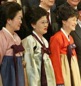 朴槿惠（右一）与姐姐朴在玉（左一）同框