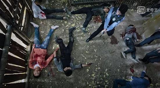  ▲&nbsp;缉毒警察（红色外套和牛仔外套）一死一伤