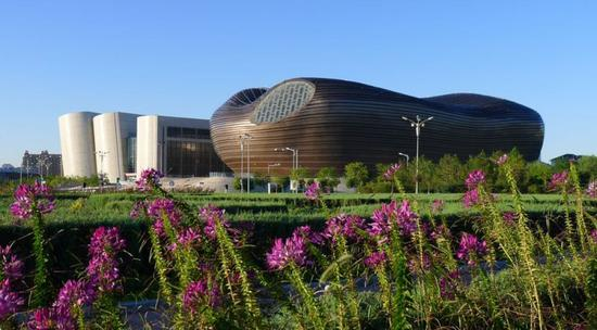 位于康巴什的鄂尔多斯博物馆与图书馆。张贵斌摄 新华社发