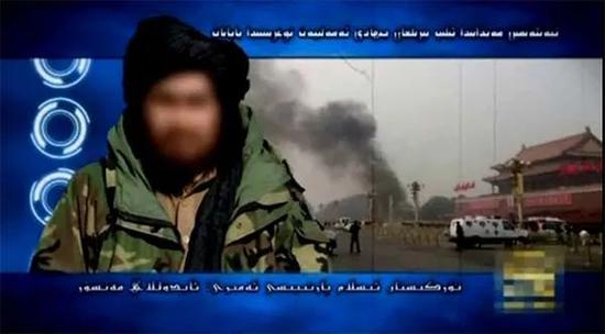 　　“东伊运”发布的恐怖宣传视频画面（截图自2014年7月《恐怖主义的网上推手——“东伊运”恐怖音视频》电视专题片）