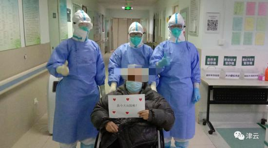  宋楠楠和出院患者合影（左一为宋楠楠）