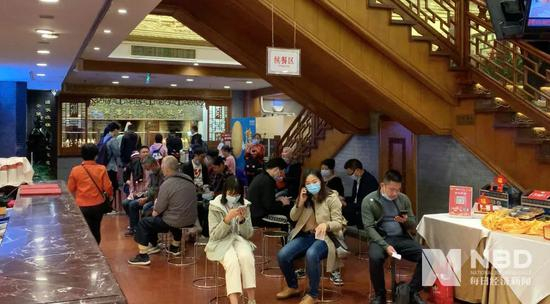 10月6日中午12点，食客正在全聚德前门店排队等位&nbsp;图片来源：实习生&nbsp;杨煜&nbsp;摄