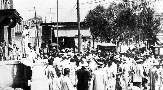 五四运动期间，青年学生在街头演讲，进行反帝爱国宣传。