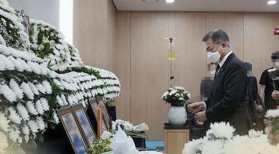 &nbsp;·文在寅吊唁逝者。