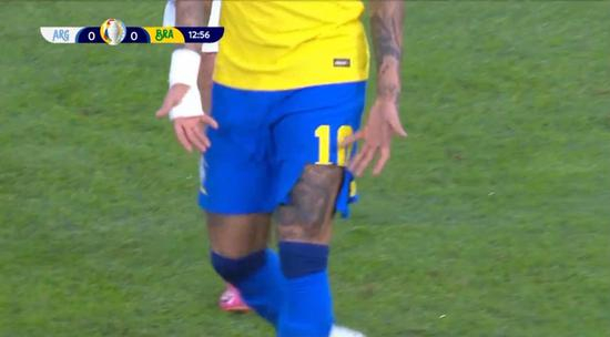  内马尔的裤子都撕烂了。