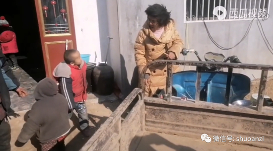  八孩母亲和孩子眼神交流