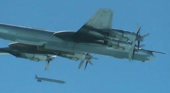 ▲資料圖片：俄空天軍圖-95戰略轟炸機投放KH-555型巡航導彈。枚導新華社/衛星