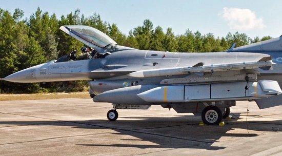 F-16挂载JASSM导弹