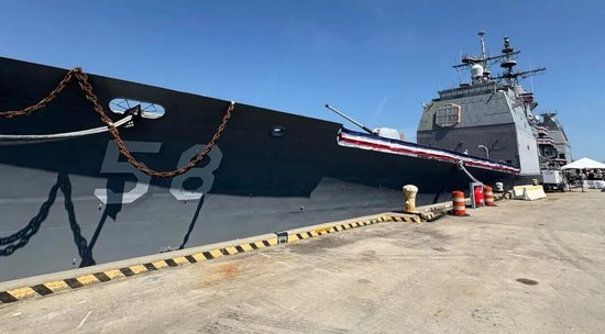 退役儀式現(xiàn)場的CG-58“菲律賓?！碧栄惭笈?>退役儀式現(xiàn)場的CG-58“菲律賓海”號巡洋艦<p cms-style=