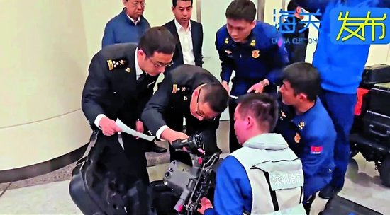 香港市民哽咽感谢内地同胞支援 灾难面前更懂何为“同胞”