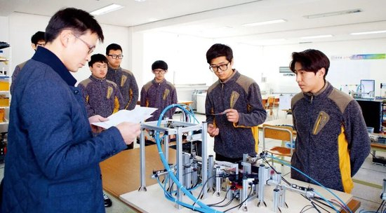 忠北半导体高中的实训室内，学生正在操作设备。图/忠北半导体高中供