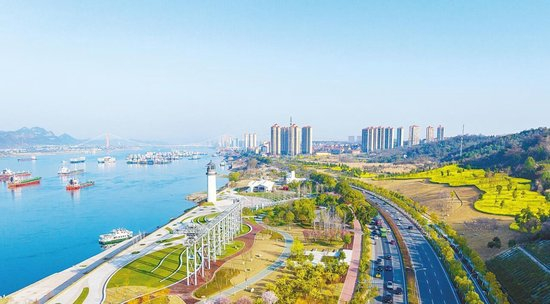  图为改造后的宜昌市猇亭灯塔广场，原老宜昌油库搬迁变身生态公园，为中华鲟洄游让出生命通道。（图片来源：视界网）
