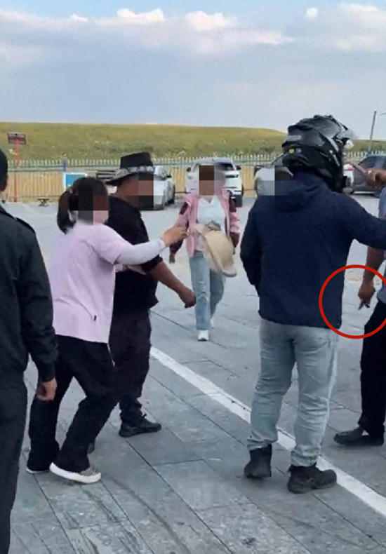 　争吵期间，一男子拿出刀具类物件冲向对方