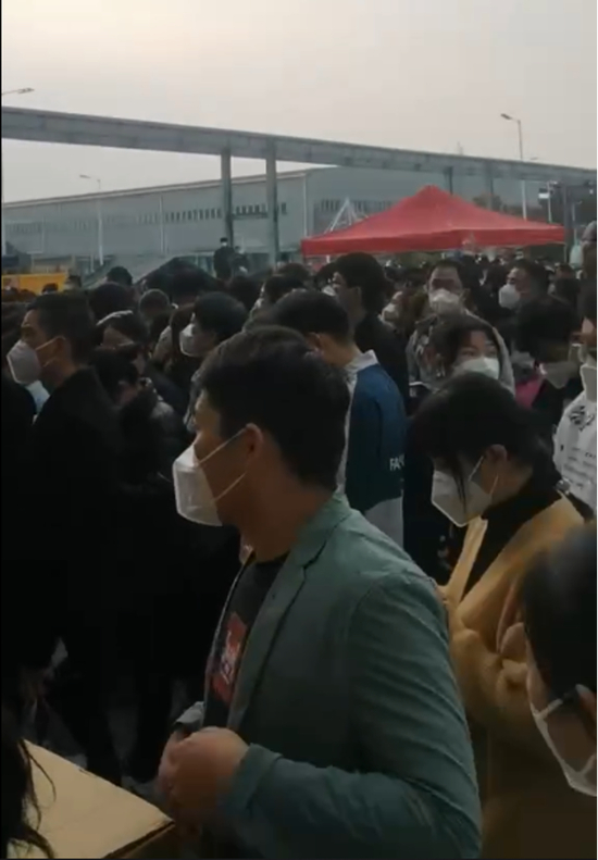 （富士康员工参加核酸检测图2 受访者供图）