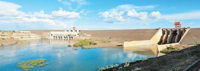 　上阿特巴拉大坝在蓝天白云的映衬下，显得十分壮观。中国水利电力对外有限公司供图