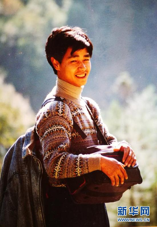 四川省江油市小坝村原党支部书记青方华24岁时背着炸药上山修路（翻拍资料照片）。新华社发