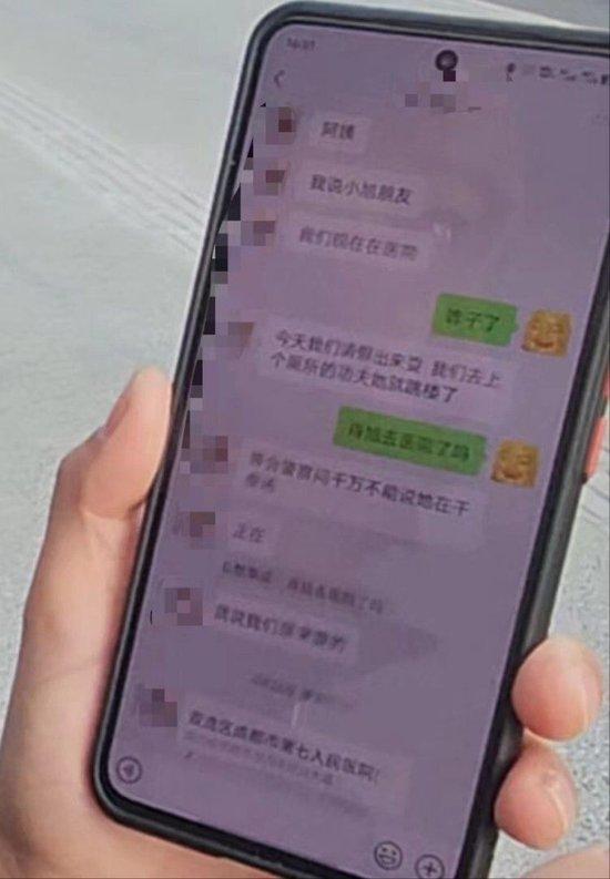 8月26日凌晨1时29分许,彭女士收到自称丹丹共事的音讯称丹丹从3楼坠下,并强调称“千万不成说咱们在干夜场”。上游新闻记者 李文滔 摄