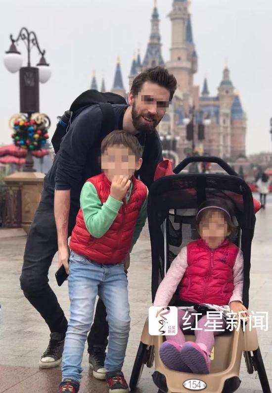 ▲迈克曾带两个孩子去迪士尼乐园游玩 &nbsp; 受访者供图