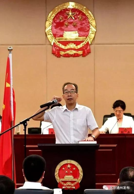 副区长黄世喆进行宪法宣誓。