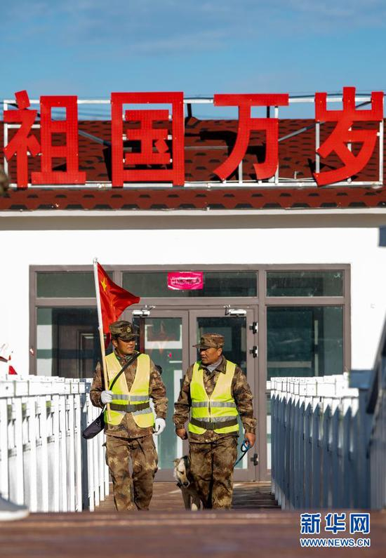  新疆生产建设兵团第10师185团职工马军武（右）在巡逻途中（4月9日摄）。新华社记者 胡虎虎 摄