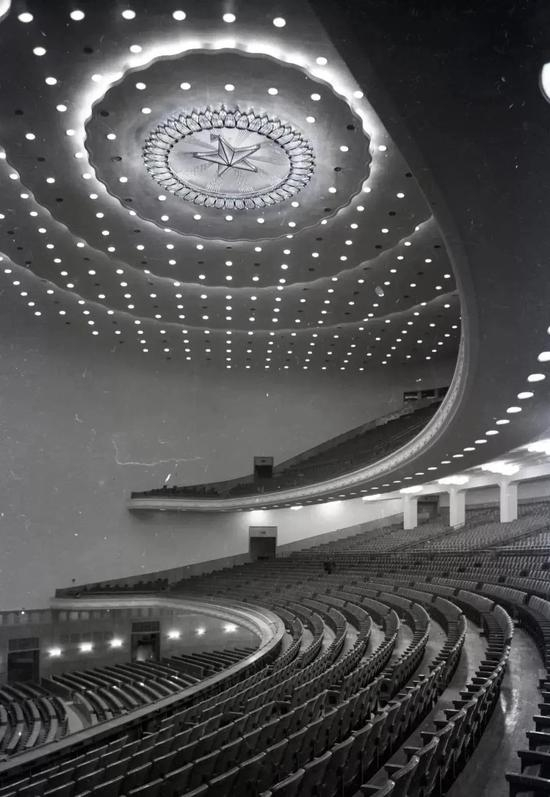 人民大会堂万人大礼堂内景 ©侯凯沅（图片来源：《人民大会堂专辑》 建筑创作2014）