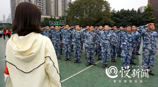 同学们向马老师行军礼